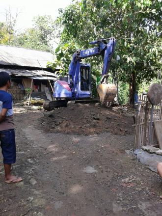 Kerja Bakti Warga Membuka Jalan Antar Dusun di Srimartani