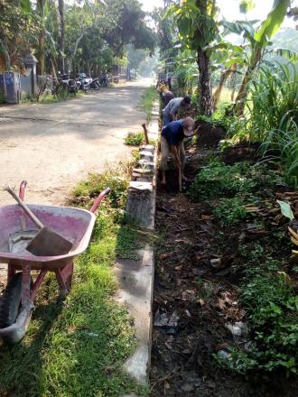 Memasuki Musim Hujan Warga Lakukan Kerja Bakti Lingkungan