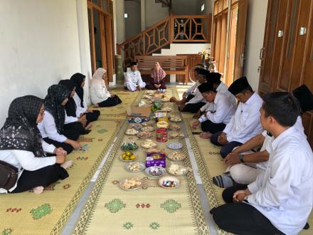 Lurah dan Pamong Jalin Silaturahmi dengan Jamaah Haji Tahun Ini